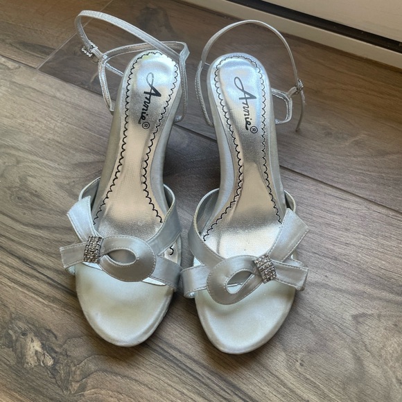 Annie Shoes Annie Womens Sally 8w Silver Rhinestone Sandals 421 25